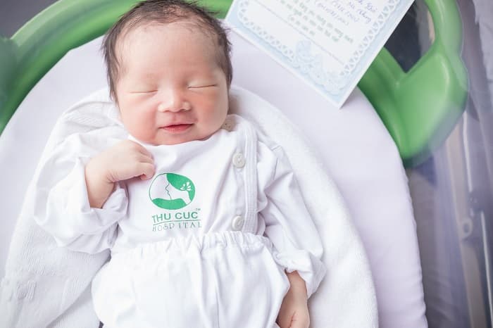 bé sinh năm 2021 hợp màu gì