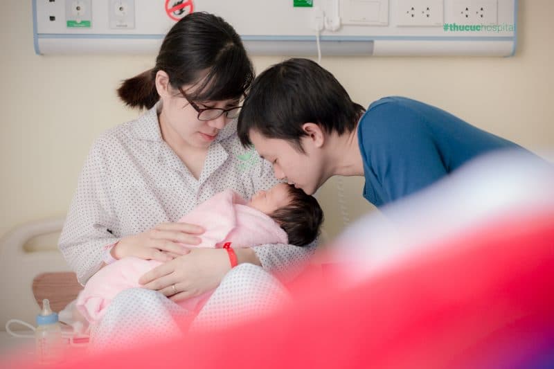 Lao động nam đang đóng BHXH sẽ được nghỉ 05 ngày làm việc nếu vợ sinh thường 1 con