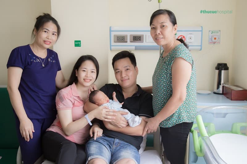 Sự quan tâm chăm sóc của gia đình sẽ giúp mẹ sau sinh thoải mái tâm lý, nhanh phục hồi sức khỏe