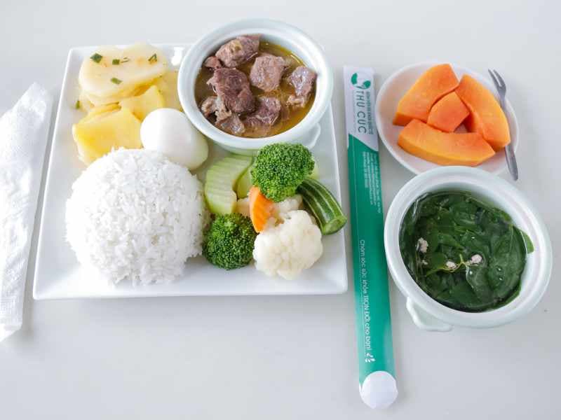 Chế độ dinh dưỡng đầy đủ giúp chị em cải thiện tình trạng rối loạn kinh nguyệt sau sinh