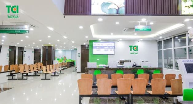 Người bệnh có thể liên hệ tổng đài 1900 55 88 92 để được tư vấn miễn phí các vấn đề sức khỏe hỗ trợ mùa dịch và đăng ký khám trước 1 ngày để tránh đông người, hạn chế nguy cơ lây nhiễm.