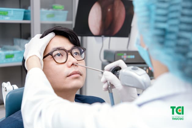 Bác sĩ thực hiện nội soi sẽ luồn ống nội soi vào mũi bệnh nhân sau đó đi xuống họng, thanh quản.