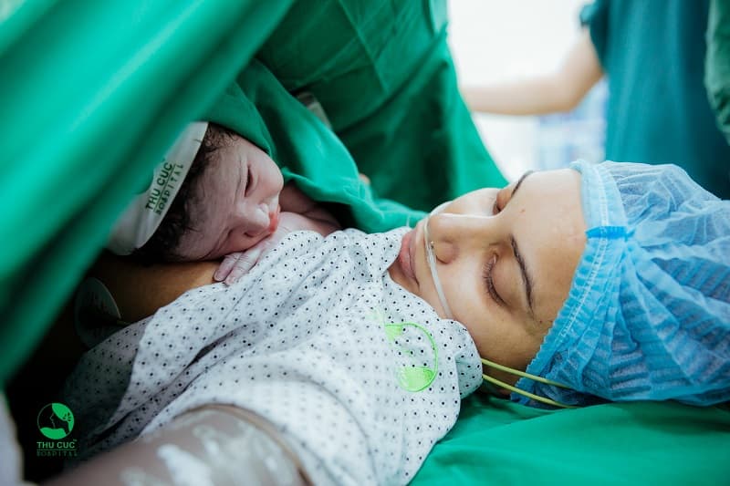 Tại Bệnh viện Thu Cúc, công đoạn bé kề da mẹ và bố rất được chú trọng bởi những lợi ích tuyệt vời của của phương pháp áp da mang lại cho bé.