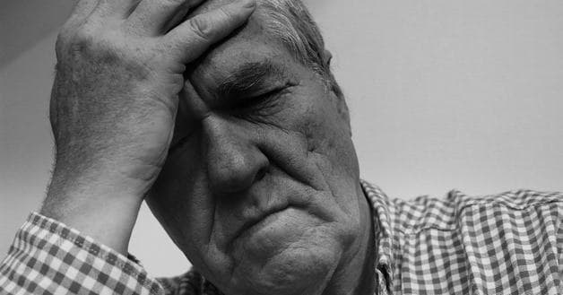 Có rất nhiều nguyên nhân dẫn đến bệnh thiếu máu não ở người già.