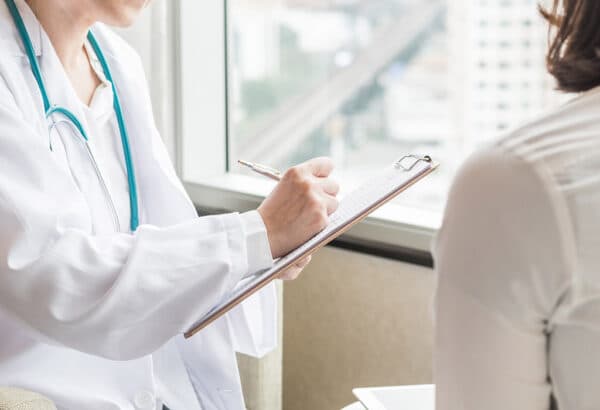 Chuẩn bị tâm lý trước thoải mái, cởi mở khi thăm khám là cách tốt nhất giúp bác sĩ nắm rõ tình trạng của bạn.