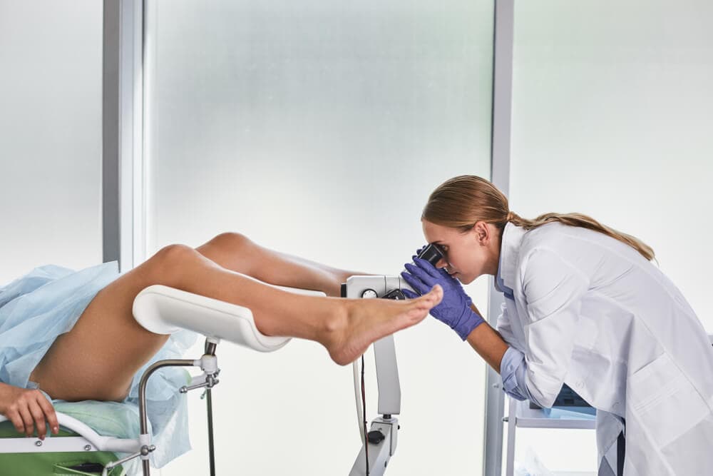 Khám phụ khoa là việc làm cần thiết để bảo vệ sức khỏe sinh sản, sinh lý của chị em phụ nữ.