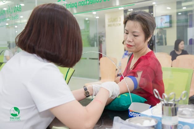 Lấy mẫu máu xét nghiệm khi thăm khám tại Bệnh viện ĐKQT Thu Cúc