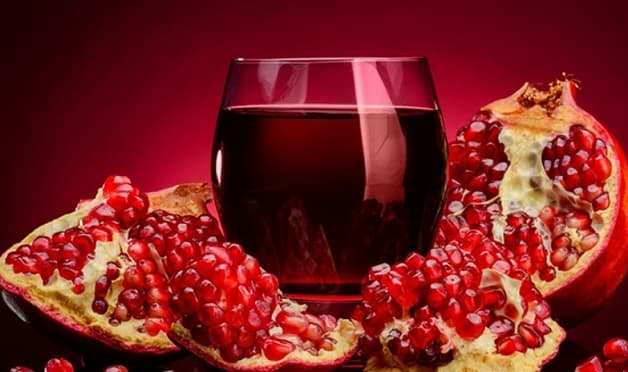 Nếu đang băn khoăn tăng huyết áp uống gì thì bạn hãy chọn nước ép lựu