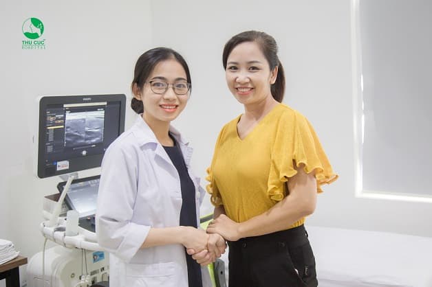 Khách hàng siêu âm kiểm tra tại bệnh viện ĐKQT Thu Cúc