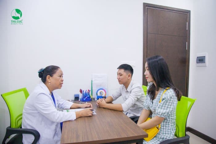 Bác sĩ của bệnh viện ĐKQT Thu Cúc đang tư vấn cho các cặp đôi.