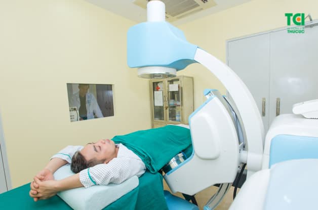 Bệnh nhân đang được chữa sỏi tiết niệu bằng phương pháp tán sỏi ngoài cơ thể