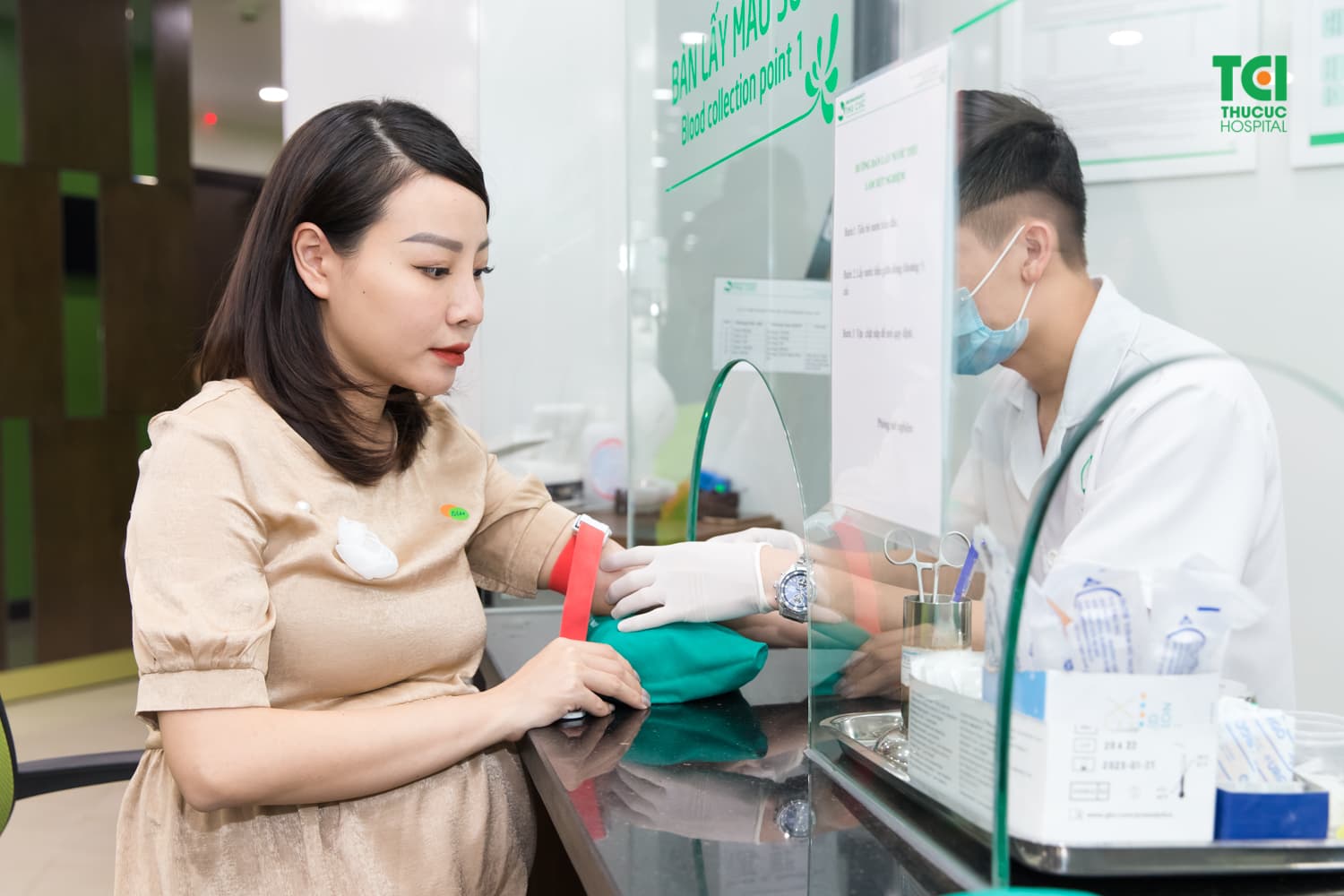 Thực hiện những xét nghiệm cần thiết giúp bác sĩ nắm được các chỉ số sức khỏe quan trọng của mẹ bầu và thai nhi, đồng thời giúp sàng lọc sớm những dị taajtmaf thai nhi có nguy cơ mắc phải.