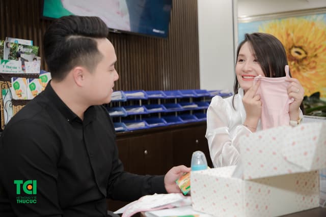 Diễn viên Trịnh Khánh Linh đi khám thai 36 tuần