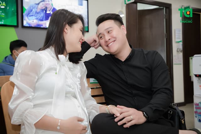 Diễn viên Trịnh Khánh Linh đi khám thai 36 tuần