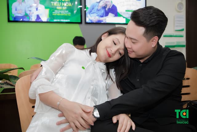 Diễn viên Trịnh Khánh Linh đi khám thai 36 tuần