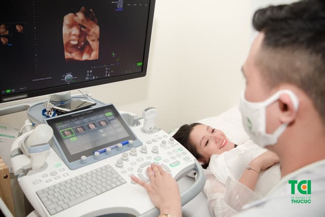 Diễn viên Trịnh Khánh Linh đi khám thai 36 tuần