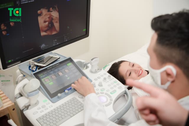 Diễn viên Trịnh Khánh Linh đi khám thai 36 tuần