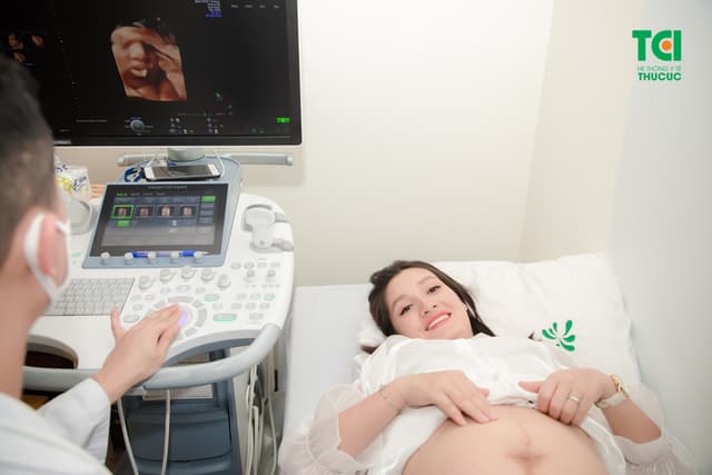 Diễn viên Trịnh Khánh Linh đi khám thai 36 tuần