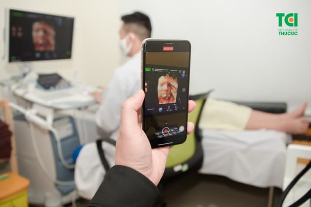 Diễn viên Trịnh Khánh Linh đi khám thai 36 tuần