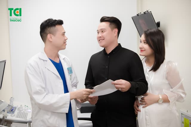 Diễn viên Trịnh Khánh Linh đi khám thai 36 tuần