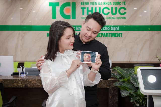 Diễn viên Trịnh Khánh Linh đi khám thai 36 tuần