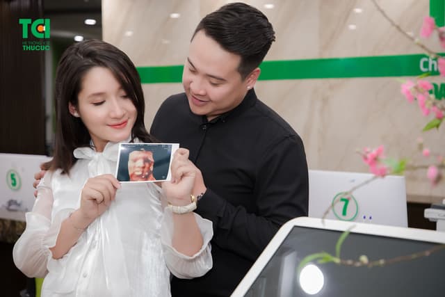 Diễn viên Trịnh Khánh Linh đi khám thai 36 tuần