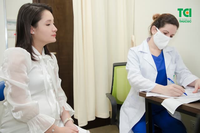 Diễn viên Trịnh Khánh Linh đi khám thai 36 tuần