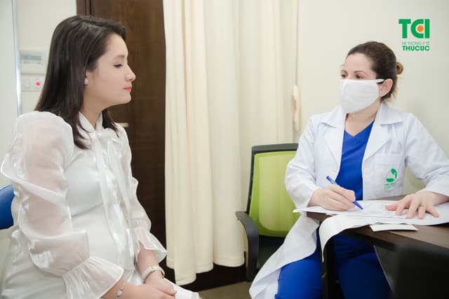 Diễn viên Trịnh Khánh Linh đi khám thai 36 tuần