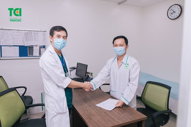 Một bệnh nhân mắc sỏi bàng quang được bác sĩ thăm khám chu đáo