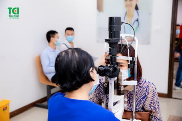 Tình trạng giảm thị lực ngày càng gia tăng tại các nhân viên văn phòng