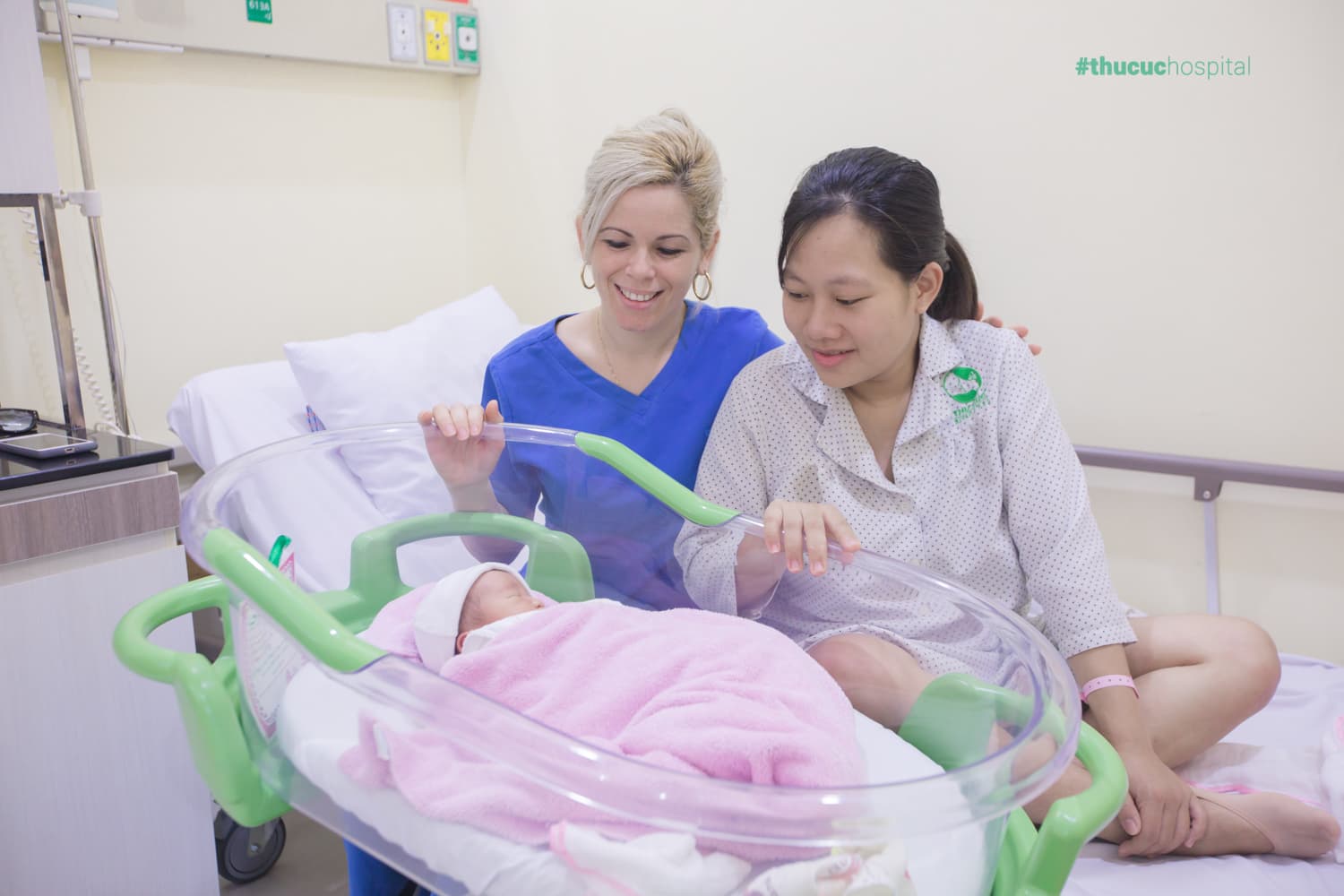 Sản phụ và bác sĩ sản khoa tại bệnh viện ĐKQT Thu Cúc