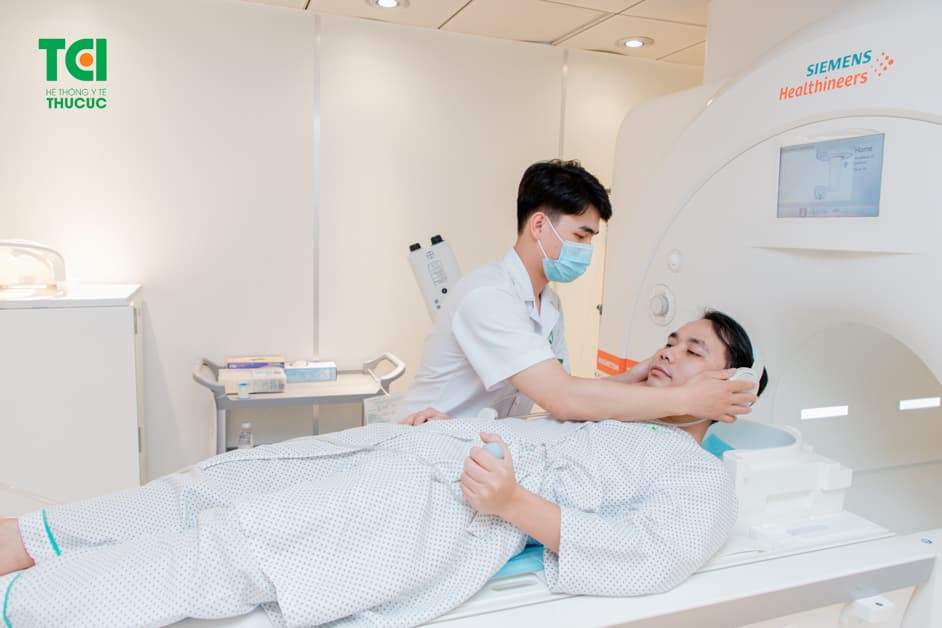 Máy chụp cộng hưởng từ rất ồn nên bệnh nhân sẽ được đeo tai nghe chống ồn để tránh ảnh hưởng đến thính lực