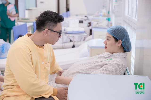 Ca sĩ Đông Hùng Cùng vợ đi sinh