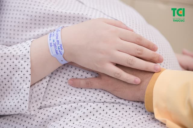 Ca sĩ Đông Hùng Cùng vợ đi sinh