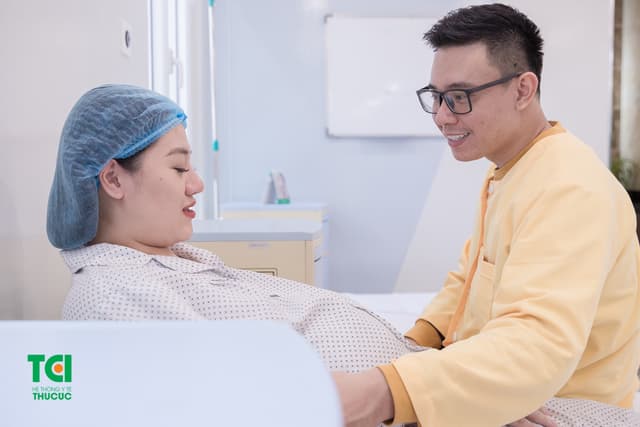 Ca sĩ Đông Hùng Cùng vợ đi sinh