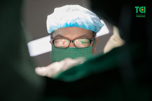 Ca sĩ Đông Hùng Cùng vợ đi sinh