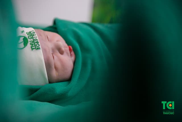 Ca sĩ Đông Hùng Cùng vợ đi sinh