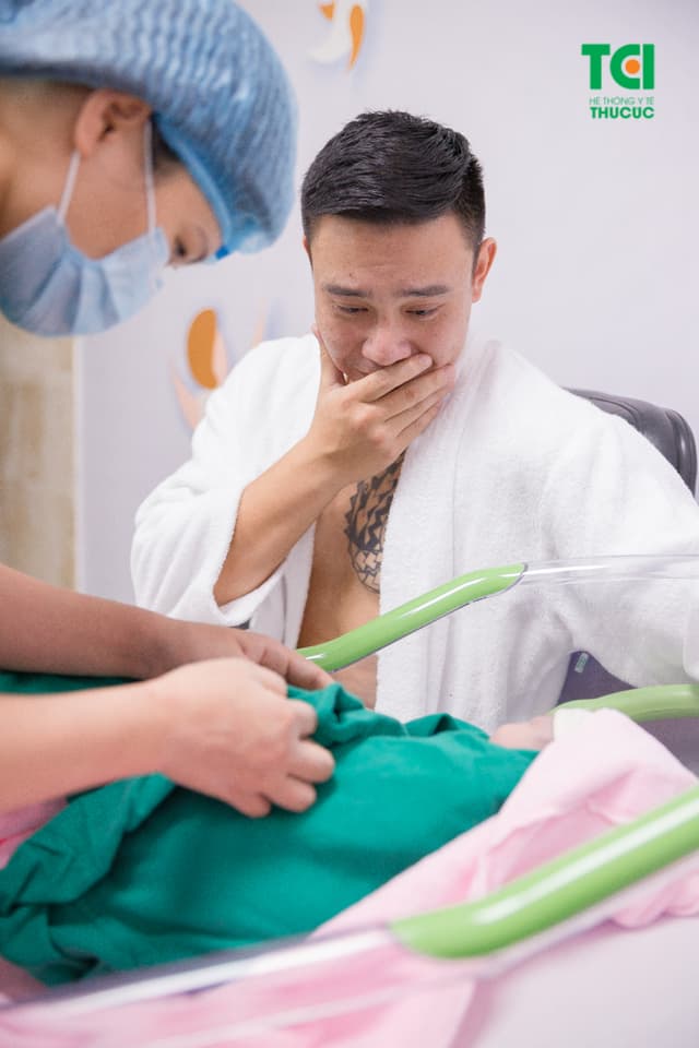 Ca sĩ Đông Hùng Cùng vợ đi sinh