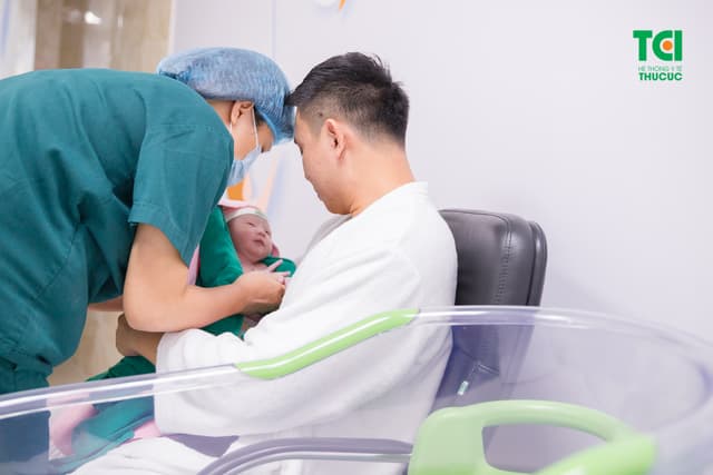 Ca sĩ Đông Hùng Cùng vợ đi sinh