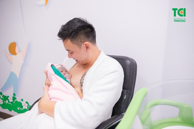 Ca sĩ Đông Hùng Cùng vợ đi sinh