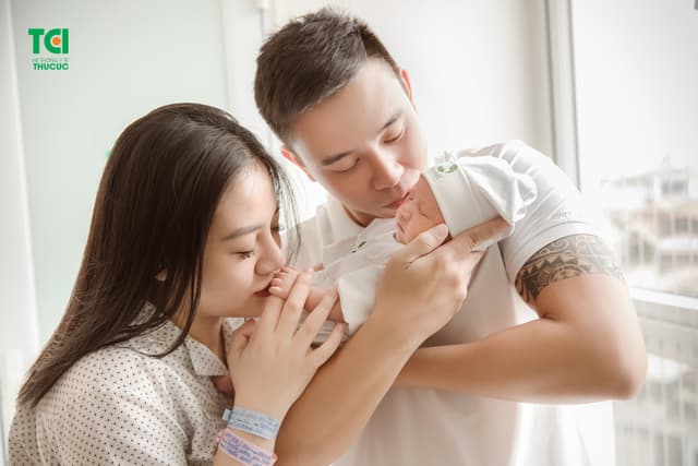 Ca sĩ Đông Hùng Cùng vợ đi sinh