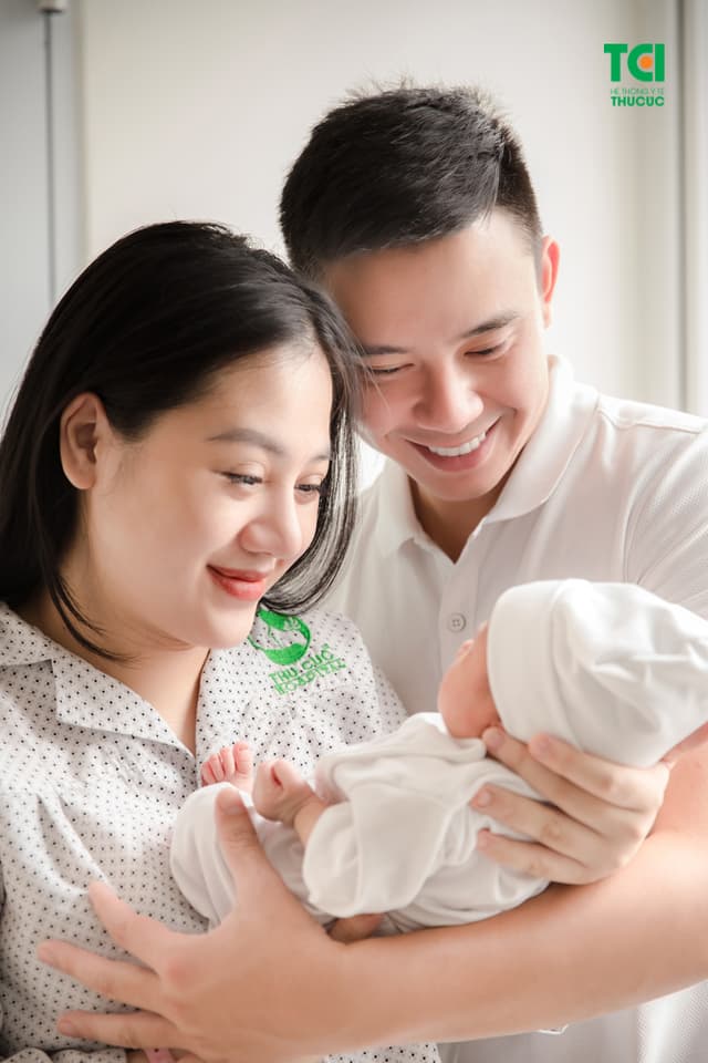 Ca sĩ Đông Hùng Cùng vợ đi sinh