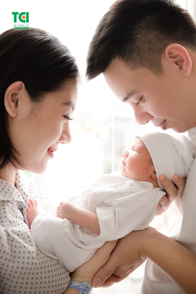 Ca sĩ Đông Hùng Cùng vợ đi sinh