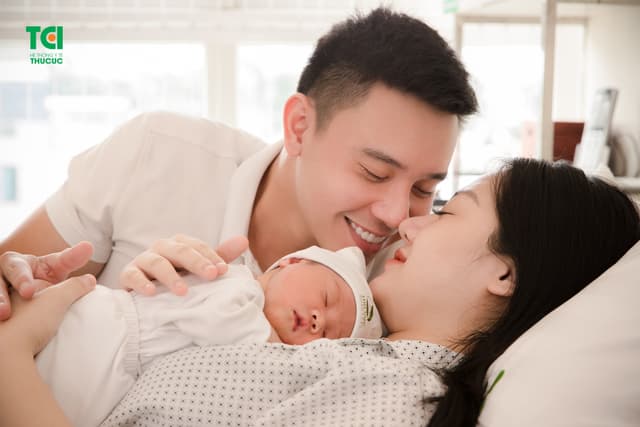 Ca sĩ Đông Hùng Cùng vợ đi sinh