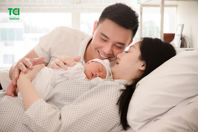 Ca sĩ Đông Hùng Cùng vợ đi sinh