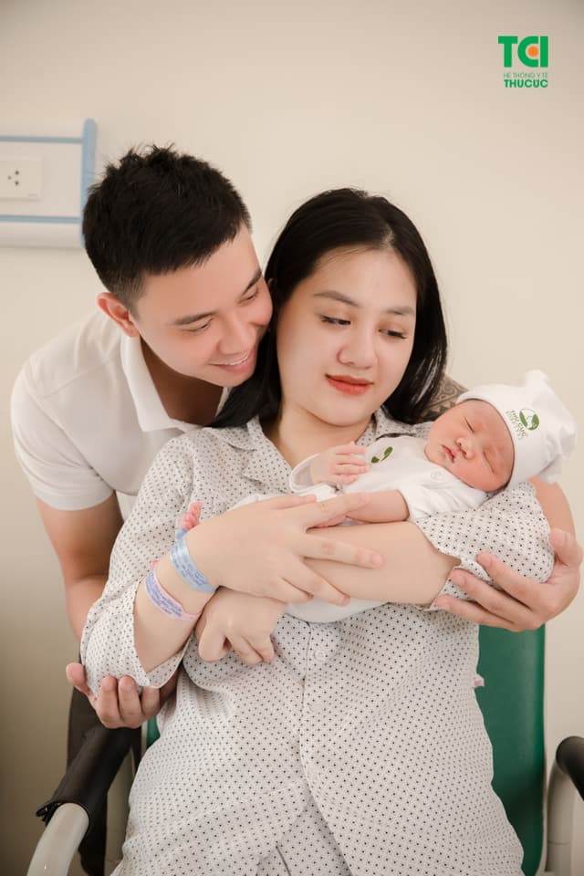 Ca sĩ Đông Hùng Cùng vợ đi sinh