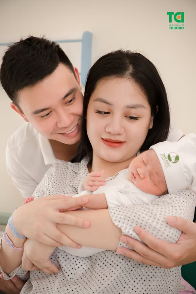 Ca sĩ Đông Hùng Cùng vợ đi sinh