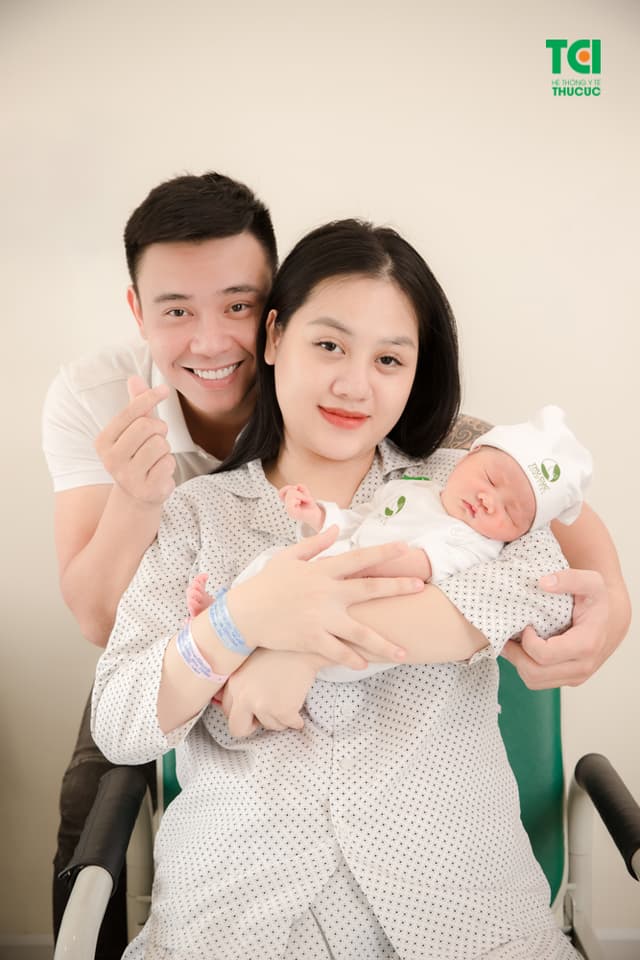 Ca sĩ Đông Hùng Cùng vợ đi sinh