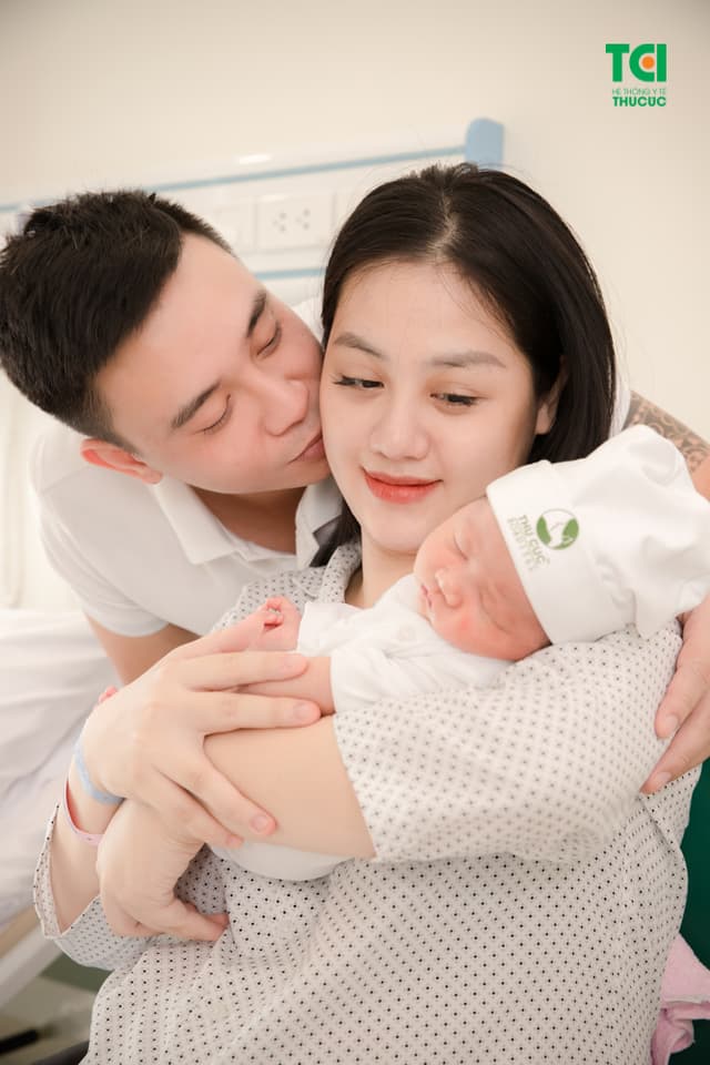 Ca sĩ Đông Hùng Cùng vợ đi sinh