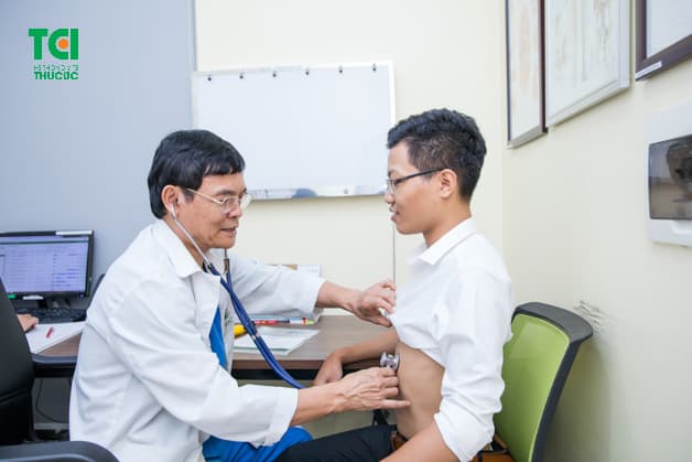 Bác sĩ thăm khám cho khách hàng